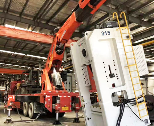 白云附近随车吊出租，轻松解决运输难题