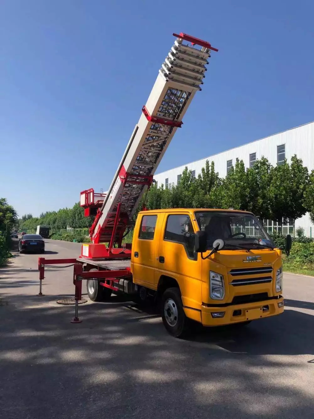 白云附近的云梯车出租服务：轻松解决高空作业需求